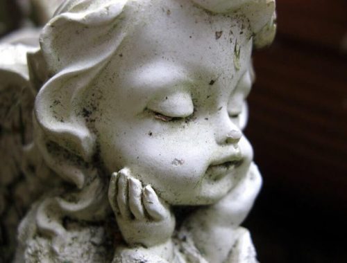 Aborto Espontâneo: Estátua de uma criança com olhos fechados