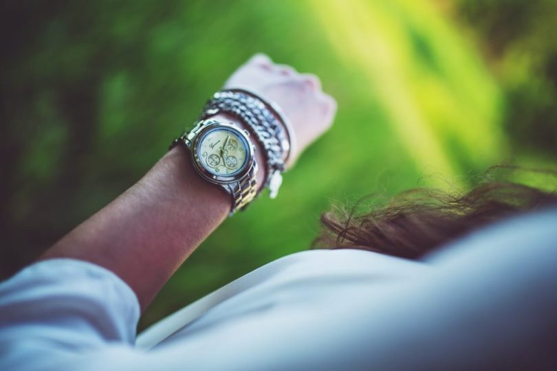 vida de tentante: mulher olhando relógio no pulso