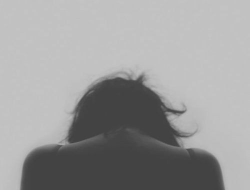 Depressão Pós Parto: Mulher de costas com cabeça para baixo