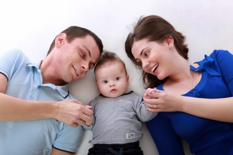 Saúde Mental na Gestação: Casal olhando para seu bebê